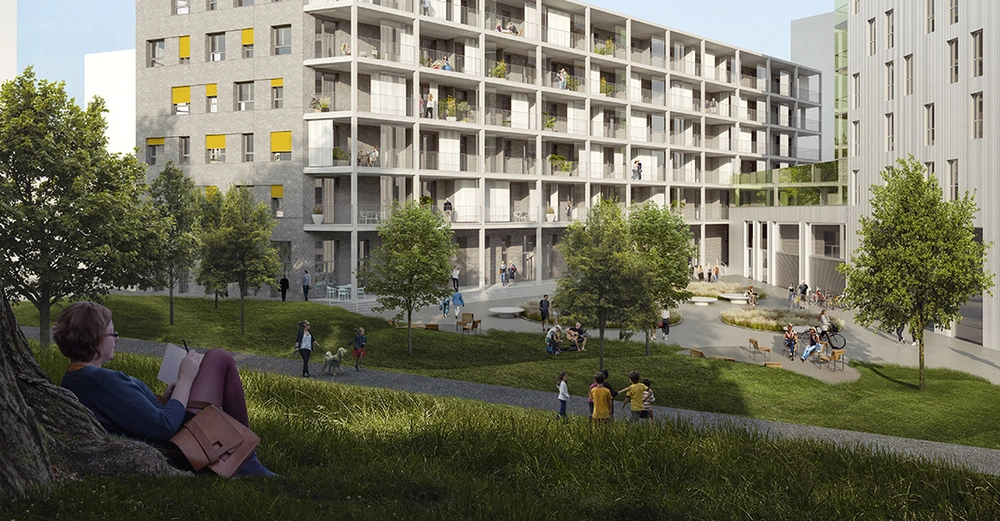 Person sitzt auf Gras unter einem Baum und liest Buch neben Tasche zahlreiche Personen spazieren in parkähnlichem Bereich zwischen modernen Gebäude mit Balkonen und gelben Fensterläden in einem Wohnkomplex.