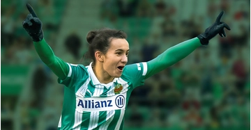 jubelnde Rapidspielerin vor vollem Stadion
