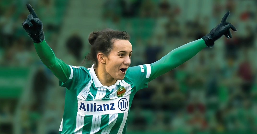 jubelnde Rapidspielerin vor vollem Stadion