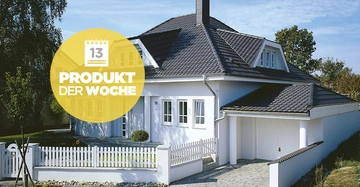 Ein weißes Einfamilienhaus steht auf einem gepflegten Grundstück mit einem Garten und einer Auffahrt. Text: Produkt der Woche. Datum: 13.