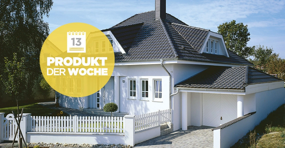 Ein weißes Einfamilienhaus steht auf einem gepflegten Grundstück mit einem Garten und einer Auffahrt. Text: Produkt der Woche. Datum: 13.
