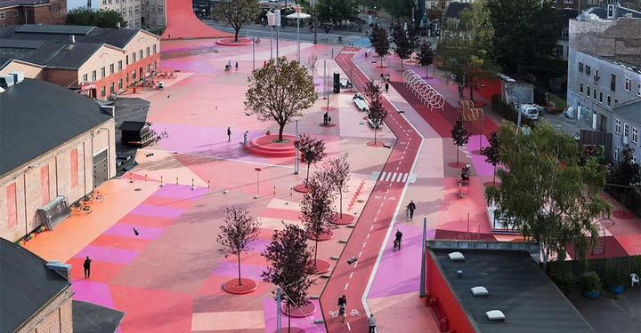 Autofreie Zone: Superkilen in Kopenhagen bietet viel sicheren Aufenthalts- und Bewegungsraum mitten in der Stadt. Das in Rot, Schwarz und Grün unterteilte Areal bietet Platz für Entspannung, Sport und Spiel sowie Erholung im Grünen.&nbsp;