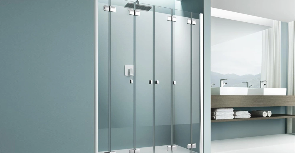 Dusche mit Glastüren steht in modernem Badezimmer mit Doppelwaschbecken Holzablage und Fensterausblick auf Berge helle Fliesen und blaue Wandgestaltung