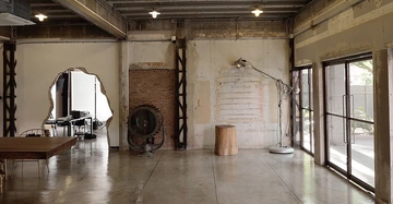 Größtenteils leerstehendes Industrie-Apartment im Loftstyle mit großer Fensterfront zur Terrasse