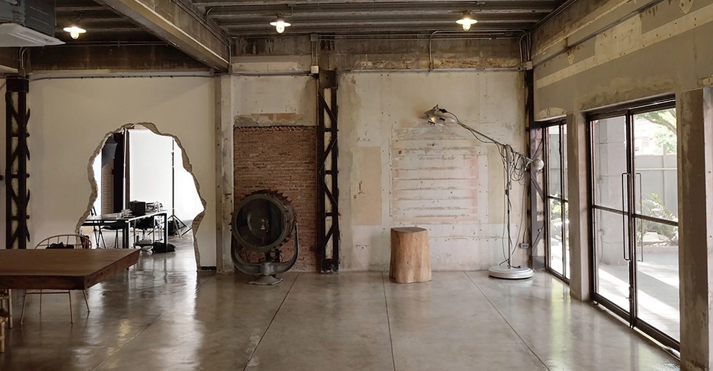 Größtenteils leerstehendes Industrie-Apartment im Loftstyle mit großer Fensterfront zur Terrasse