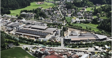 Drohnenaufnahme des gesamten Firmengeländes der Rubner-Unternehmensgruppe in Kiens in Südtirol.