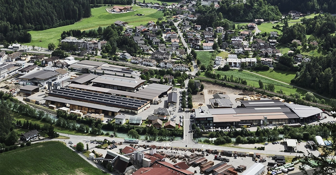 Drohnenaufnahme des gesamten Firmengeländes der Rubner-Unternehmensgruppe in Kiens in Südtirol.