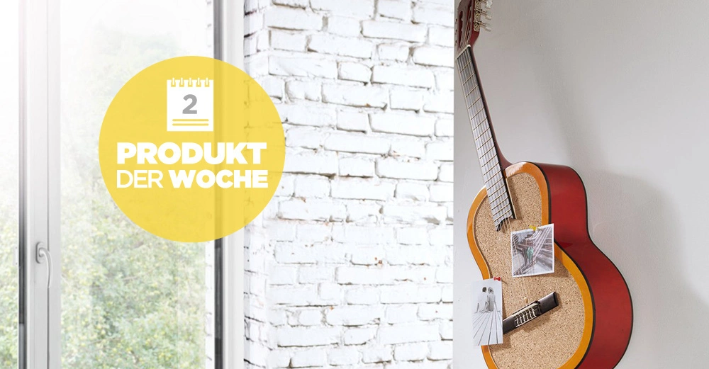 Eine Gitarre hängt an einer weißen Wand mit Bildern daran befestigt neben einem Fenster; links ein gelber Kreis mit einem Kalender und dem Text 2 PRODUKT DER WOCHE