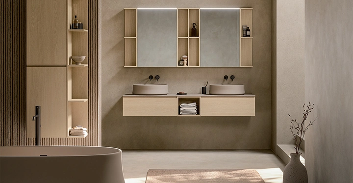 sehr wohnliches Bad in Beige und braun mit sehr hochwertiger Einrichtung udn viel Holz.