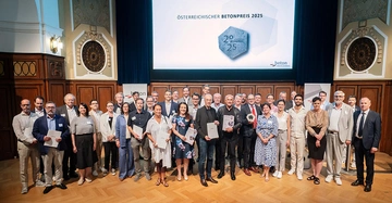 Gruppenfoto der Preisträger:innen und Organisator:innen bei der Verleihung des Österreichischen Betonpreises 2025 in feierlichem Rahme. Auszeichnung für herausragende Architektur- und Bauprojekte.