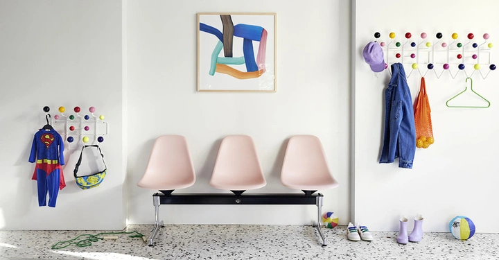 Galerie-Bild 6: Garderobe von Vitra mit drei hellrosa Plastikstühlen und bunten "Hang it all"-Wandhaken
