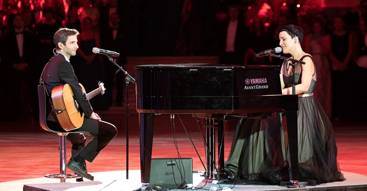 Galerie-Bild 2: Amadeuspreisträgerin Ina Regen sorgt für eine gefühlvolle Stimmung bei der Eröffnung.