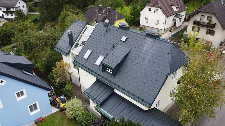 Ein Haus mit Dachfenster von Leichtfried