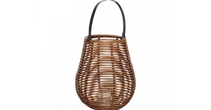 Geflochtener Korb mit Griff stehend in einem minimalistischen, hellen Raum