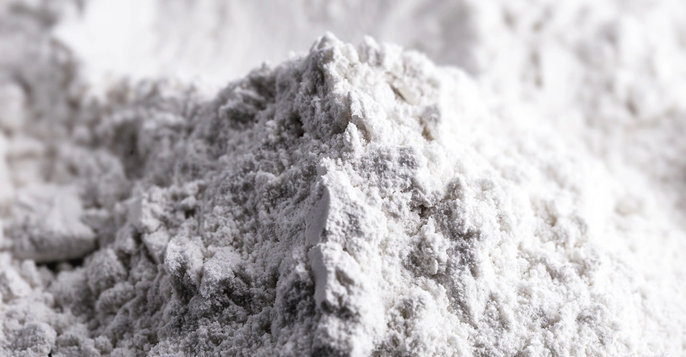 Ein Haufen weißes Pulver liegt auf einer Oberfläche in einem unscharfen Hintergrund