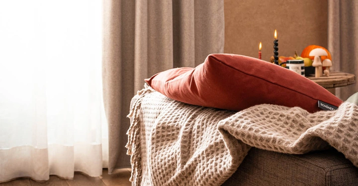 Wohndecken mit Waffelstruktur und Fransen sind eine gute Möglichkeit, um Textur subtil in das Einrichtungskonzept zu integrieren.&nbsp;