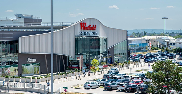 Außenaufnahme des Westfield Shopping Center Süd in Wien, dem größten Einkaufszentrum in Österreich und eines der größten in Europa.