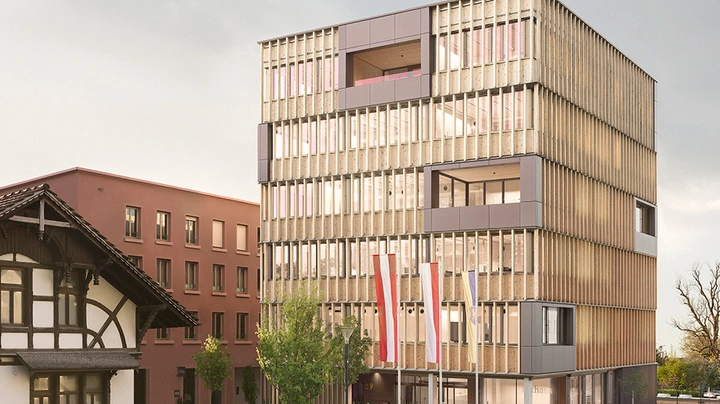 Galerie-Bild 1: Rathaus von Hohenems, komplett aus Holz errichtet, mit Flaggen im Vordergrund