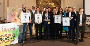 Von links nach rechts: René Kruzik (Leiter Lizenzmodelle &amp; strategische Partnerschaften, LOPAS), Wolfgang Dieminger-Schnürch (Ziviltechniker, SWAP Architektur ZT), Rainer Maria Fröhlich (Geschäftsführer, SWAP Architektur ZT), Alexander Szymoniuk (Leitung Vertrieb, Lukas Lang Building Technologies), Dieter Greiner (Geschäftsführer, Delta Managing &amp; Consulting Engineers), Christian Leitner (Geschäftsführer, Lukas Lang Building Technologies), Matthias Jahn (SWAP Architektur ZT), Rita Reisinger (Architektin, Architektin und Geschäftsführerin, ReisingerKutscher Architektur Interieur Design), Alexander Ghezzo (Partner, Ghezzo), Doris Kutscher (Architektin und Geschäftsführerin, ReisingerKutscher Architektur Interieur Design), Daniela Oberti-Willeit (Bereichsleiterin, Raiffeisenlandesbank NÖ-Wien), Peter Stellnberger (Real Estate Finance, Raiffeisenlandesbank NÖ-Wien), Karl Zimota (Expert Real Estate Sustainability, TÜV SÜD) und Gudrun Ghezzo (Partnerin und Geschäftsführerin, Ghezzo)