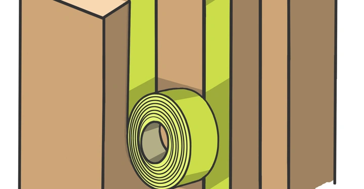 Rolle Klebeband hängt von zwei Holzklötzen in einem durchgesägten Spalt in beiden Blöcken.