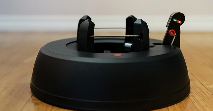 Detailansicht eines schwarzen Christbaumständers mit Fußhebel und Einseil-Technik für einfache Montage.