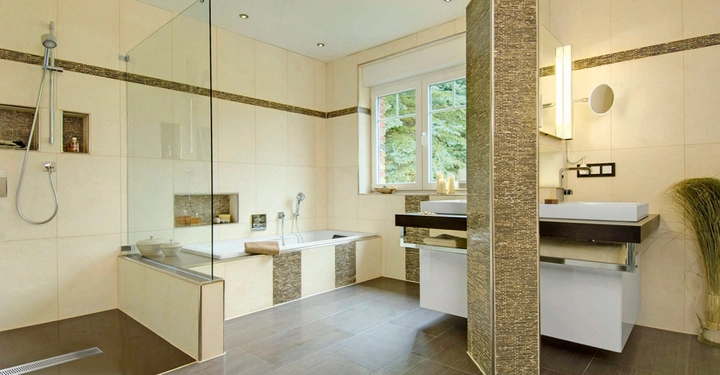 Galerie-Bild 6: Modernes Badezimmer mit Duschkabine und Badewanne auf der linken Seite Waschtisch mit zwei Waschbecken auf der rechten Seite Große Fenster im Hintergrund Helle Fliesen und dunkler Bodenbelag Geometrisches Design