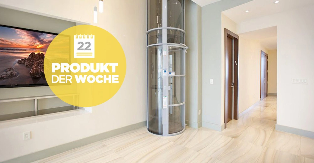 Wohnzimmer mit transparentem, runden Aufzug und großem an der Wand montierten Fernseher links. Gelber Kreis zeigt Text mit Kalender: 22 PRODUKT DER WOCHE. Modern eingerichtetes Haus mit Marmorfußboden.