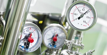 Zähler an einer Heizungsanlage im Kesselraum.