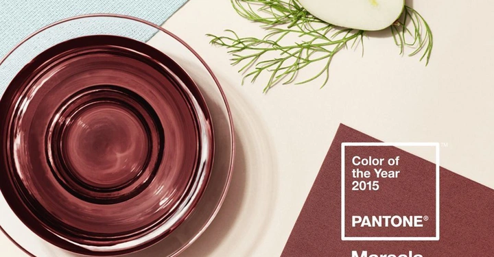 Galerie-Bild 12: Brauner Teller und Schale auf heller Tischdecke neben einem halbierten Apfel und grünem Dill. Text Color of the Year 2015 PANTONE Marsala 18-1438