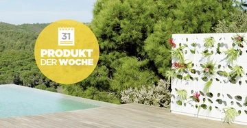 Eine grüne Pflanzenwand steht auf einem Holzdeck neben einem Infinity-Pool mit bewaldeten Hügeln im Hintergrund. Text: 31 PRODUKT DER WOCHE.