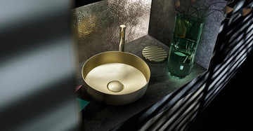 goldenes Waschbecken auf schwarzem Marmor von Laufen Austria