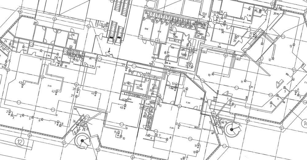 Ansicht eines Ausführungsplanes eines großen Wohngebäudes auf weißem Hintergrund.