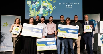 Gruppenfoto der greenstart 2025 Preisverleihung: Die Top-3 Start-ups Joulzen, Minimist und PulpStack präsentieren auf der Bühne gemeinsam mit Vertretern des Klima- und Energiefonds ihre Gewinnerschecks über je 20.000 Euro.