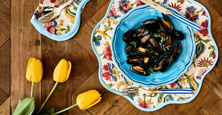 Galerie-Bild 4: Vogelperspektive von Schüssel auf Platzteller von Casa JJ aus Italien. Geschirr steht auf Holztisch, links unten liegen 3 gelbe Tulpen