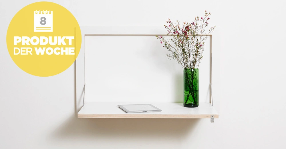 Eine an der Wand befestigte weiße Regalfäche mit einer grünen Vase gefüllt mit Blumen und einem Tablet darauf. Links oben ein gelber Kreis mit der Aufschrift Produkt der Woche und einer Kalendergrafik 8