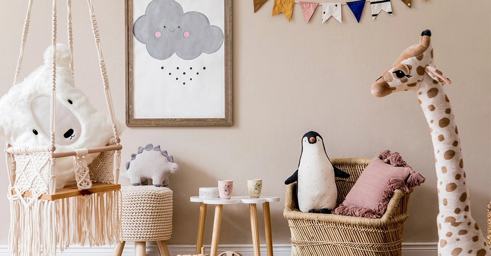 Skandinavisch inspiriertes Kinderzimmer: Modernes Design mit stilvollen Möbeln, Mock-up Posterrahmen, natürlichen Spielzeugen, hängenden, farbenfrohen Flaggen, kuscheligen Plüschtieren und kreativem Kinderzubehör.