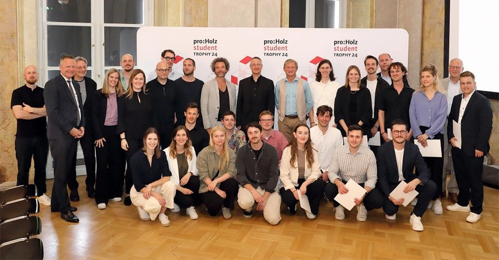 großes Gruppenfoto mit allen Preisträgern der Student Trophy 2024 von proHolz. Viele glückliche Gesichter. 