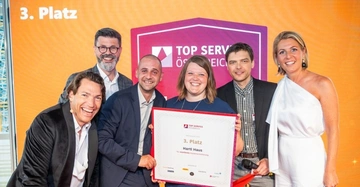 HARTL HAUS belegt Platz 3 in der Kategorie B2C beim Top Service Österreich Ranking 2025. V.l.n.r.: Christian Rauscher, Michael Köttritsch, Philipp Müller und Sabine Steinbauer von HARTL HAUS, Tobias Seifried und Barbara Aigner.
