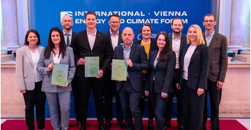 Die nationalen Gewinner:innen des Awards Sara Vecchiato (IFA Tulln), Rene Baumann (AEE Intec) und die Projektverantwortlichen rund um das Projekt GreenBricks mit dem Team der Net Zero Industries Mission.