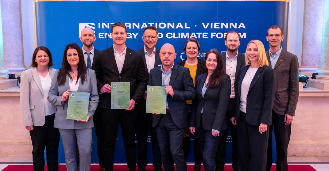 Die nationalen Gewinner:innen des Awards Sara Vecchiato (IFA Tulln), Rene Baumann (AEE Intec) und die Projektverantwortlichen rund um das Projekt GreenBricks mit dem Team der Net Zero Industries Mission.