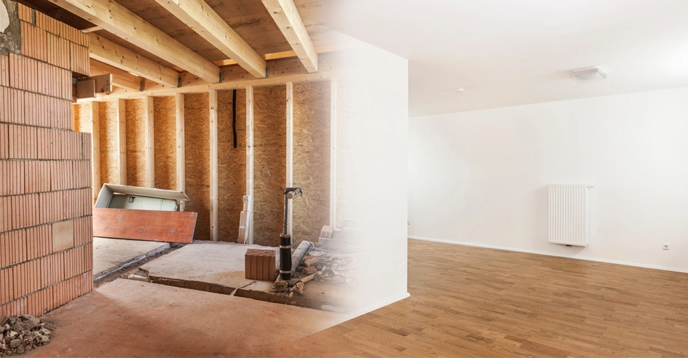 zweigeteiltes Bild mit Innenansicht eines Rohbaues (rote Ziegel, Holzständerwände, Estrich) links und fertig ausgebautem Innenraum (verputzte Wände, weiß gestrichen, fertiger Holzboden) rechts.