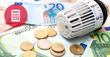 Thermostat liegt auf Euronoten, roter Button mit Taschenrechner als Symbol für "Rechner" links im Bild