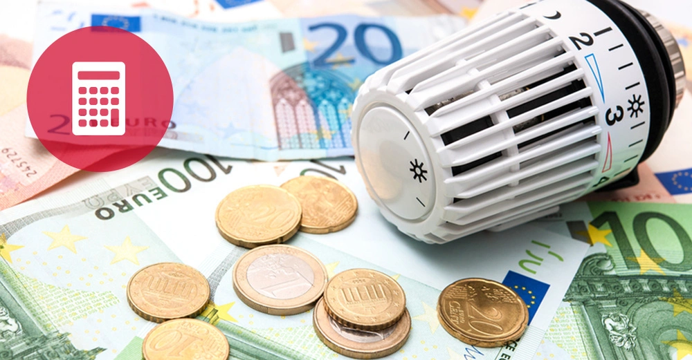 Thermostat liegt auf Euronoten, roter Button mit Taschenrechner als Symbol für "Rechner" links im Bild