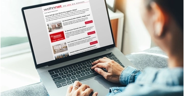 Person tippt am Computer und schaut sich den wohnnet-Newsletter an