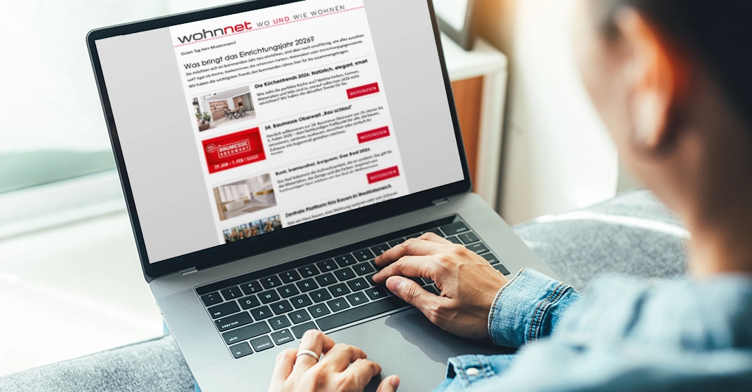 Person tippt am Computer und schaut sich den wohnnet-Newsletter an