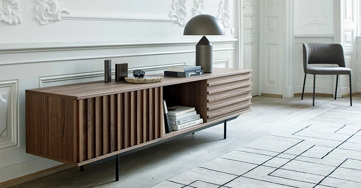 Galerie-Bild 1: Moderner Altbaucharme: geradlinige Möel und Deko treffen auf alte (oder auf alte gemachte) Stuckelemente