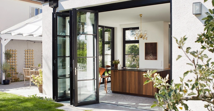 Galerie-Bild 2: Die Glas-Faltwand bietet eine unglaubliche Vielfalt an Designmöglichkeiten – so kann sie beispielsweise mit Sprossen ausgestattet werden.