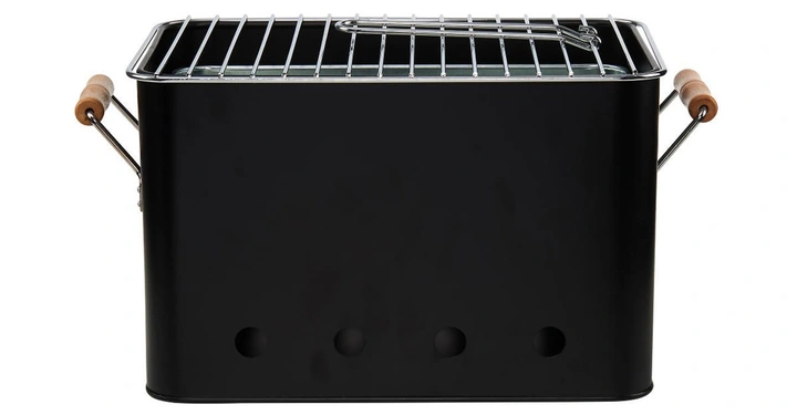 Galerie-Bild 8: Schwarzer tragbarer Grill mit Metallrost und Holzgriff steht auf weißem Hintergrund