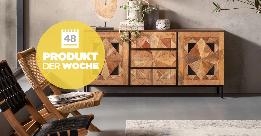 Kommode mit Holzmustern steht in modernem Raum neben Pflanzen und dekorativen Gegenständen Text: "48 PRODUKT DER WOCHE"