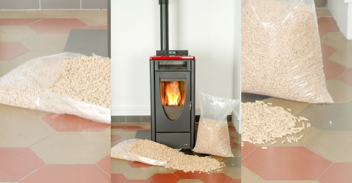 Brennender Ofen erwärmt den Raum zwei geöffnete Säcke mit Pellets daneben einige Pellets auf dem Boden Fliesenboden in beige und rot-Hexagon-Muster weiße Wände im Hintergrund